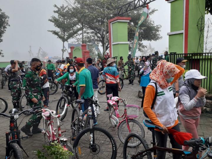 Warga Bersama Satgas TMMD Bojonegoro Tunggu Start Gowes Bareng